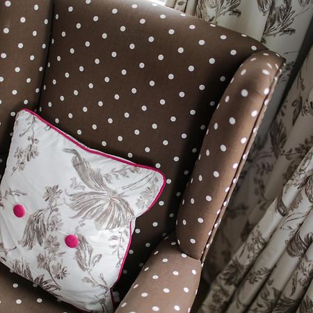 Grays Boutique B&B Бат Стая снимка A chair upholstered in a polka dot fabric