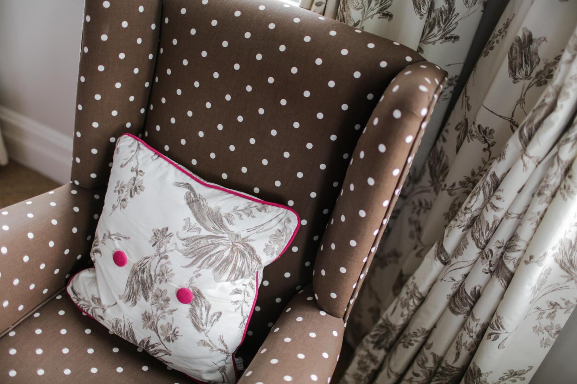 Grays Boutique B&B Бат Стая снимка A chair upholstered in a polka dot fabric