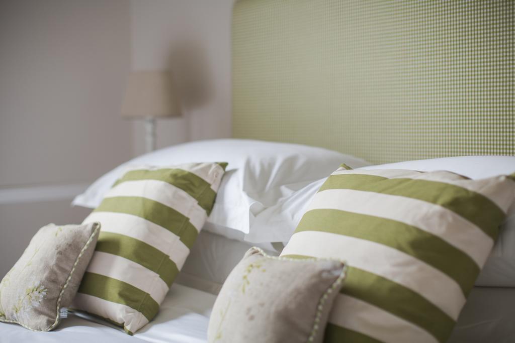 Grays Boutique B&B Бат Екстериор снимка Cushions on a bed