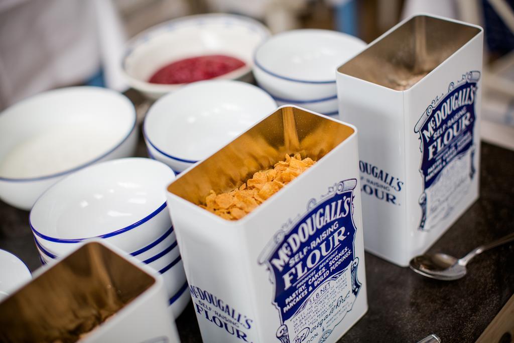 Grays Boutique B&B Бат Екстериор снимка Flour in a canister