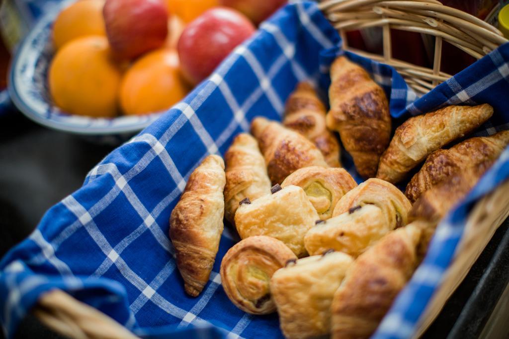 Grays Boutique B&B Бат Екстериор снимка Danish pastry