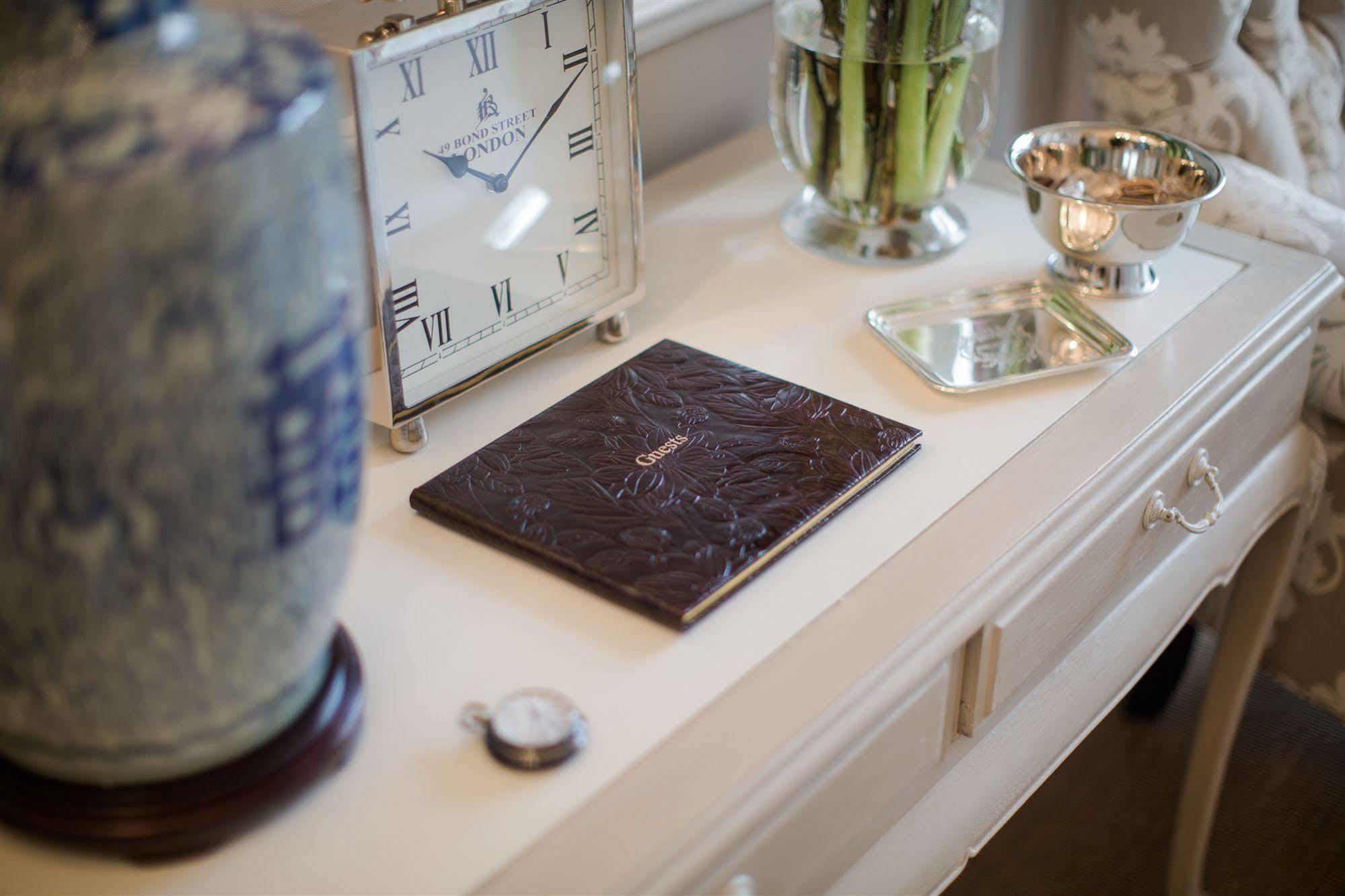 Grays Boutique B&B Бат Екстериор снимка A guest book at The Ivy Hotel
