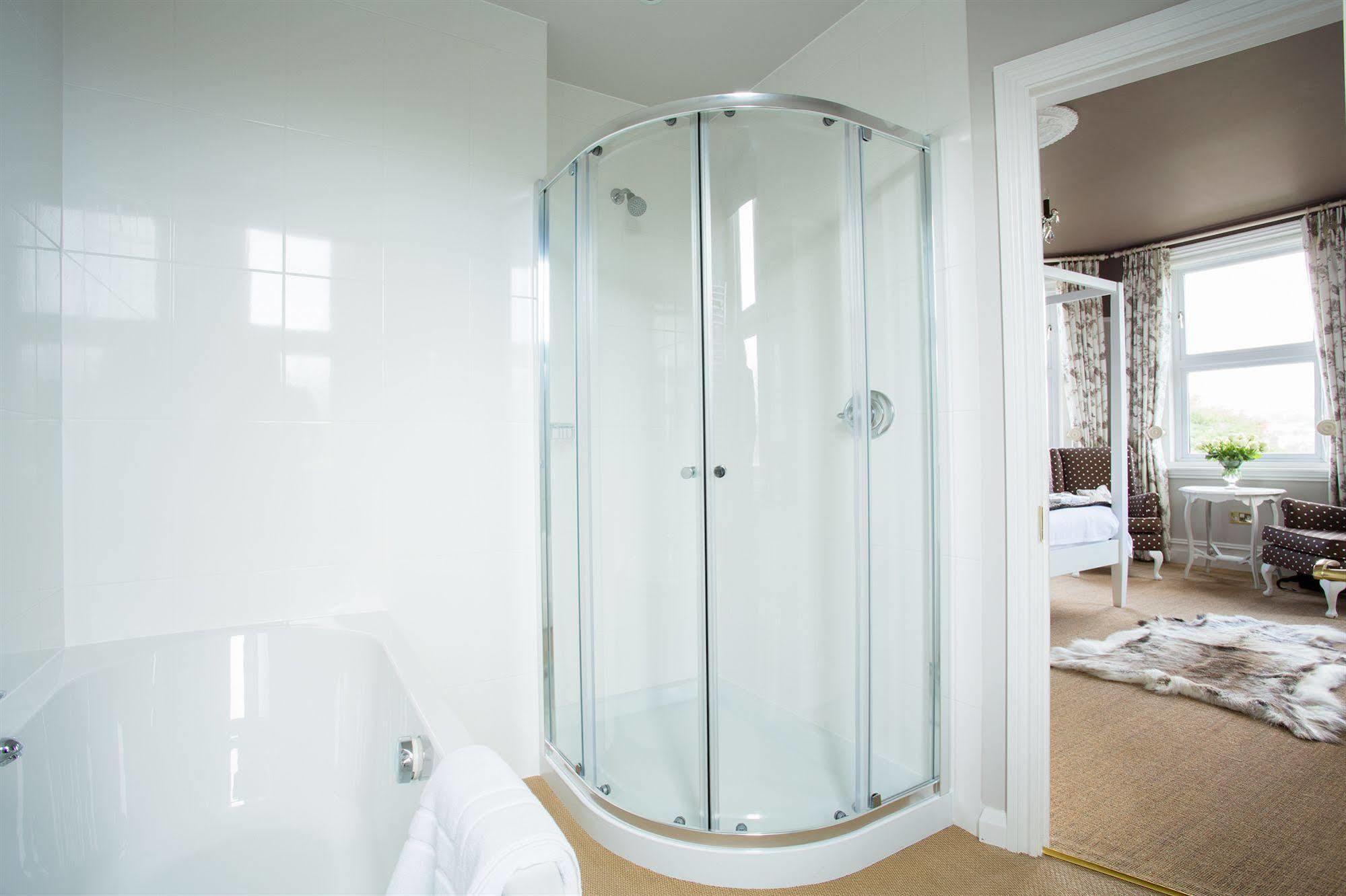 Grays Boutique B&B Бат Екстериор снимка A shower enclosure