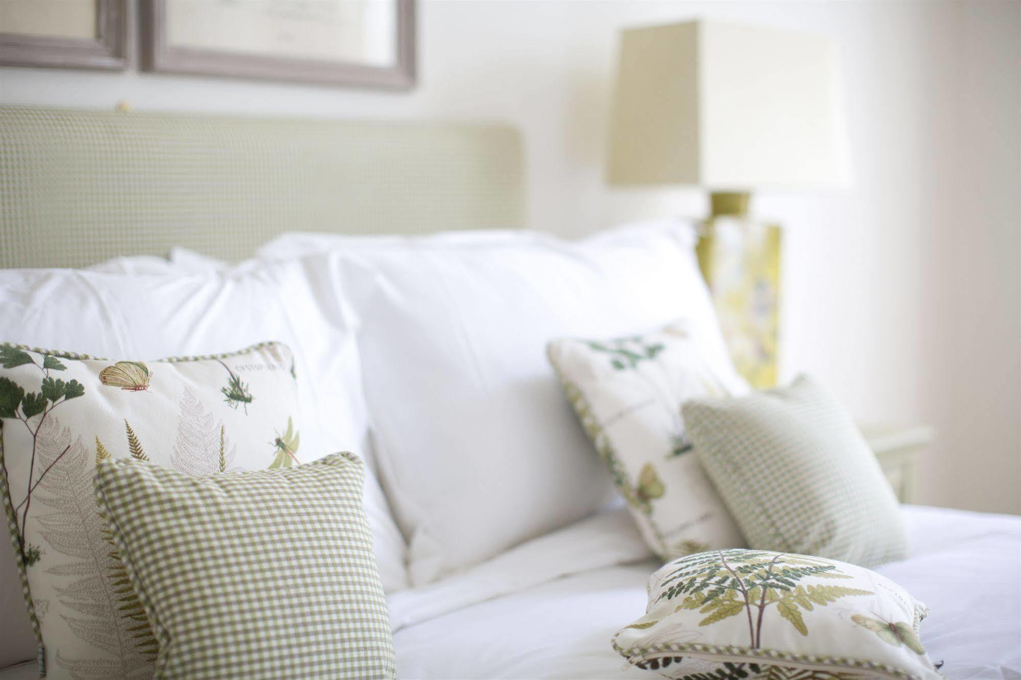 Grays Boutique B&B Бат Екстериор снимка A bed with cushions