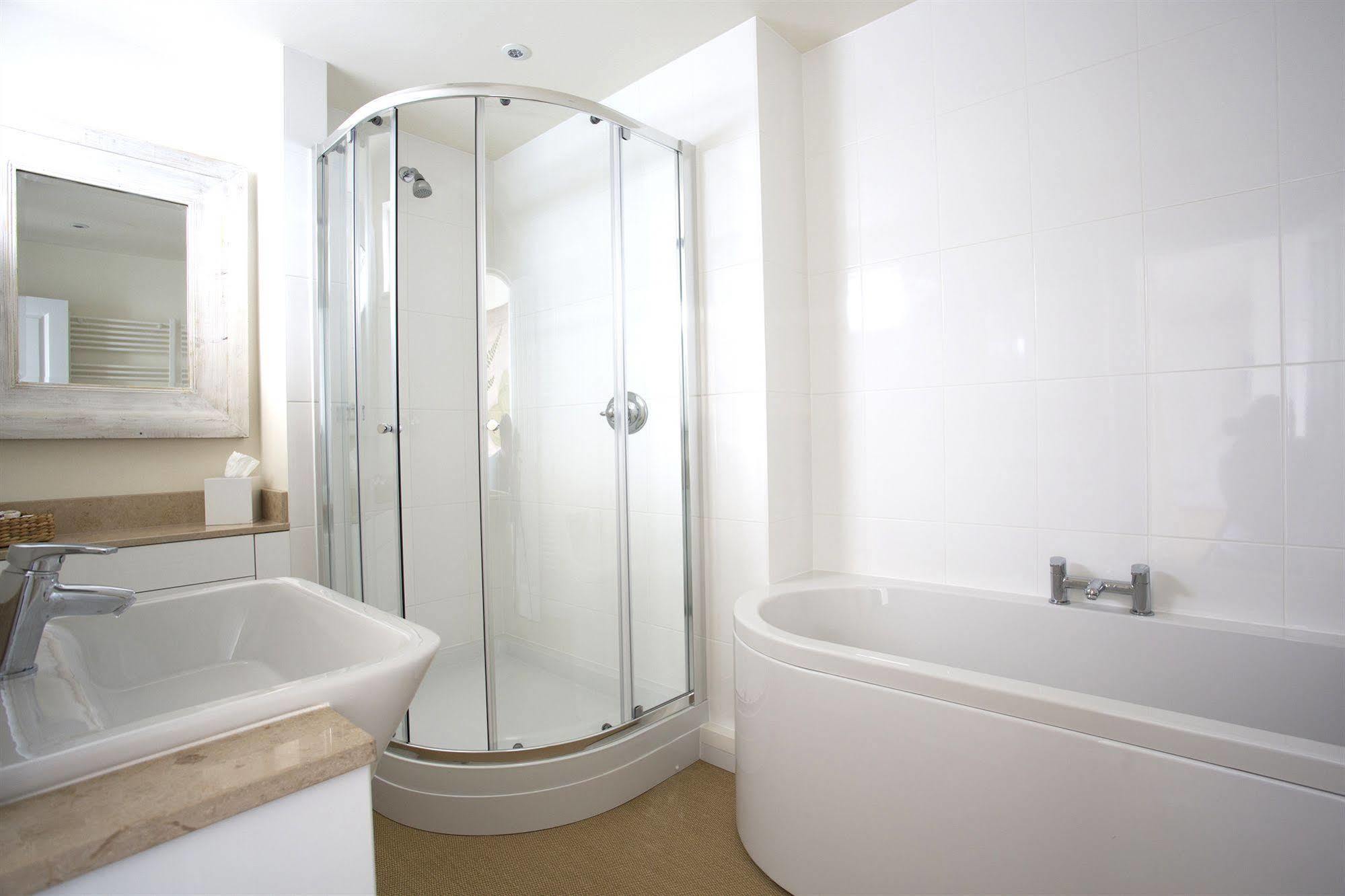 Grays Boutique B&B Бат Екстериор снимка A shower cubicle