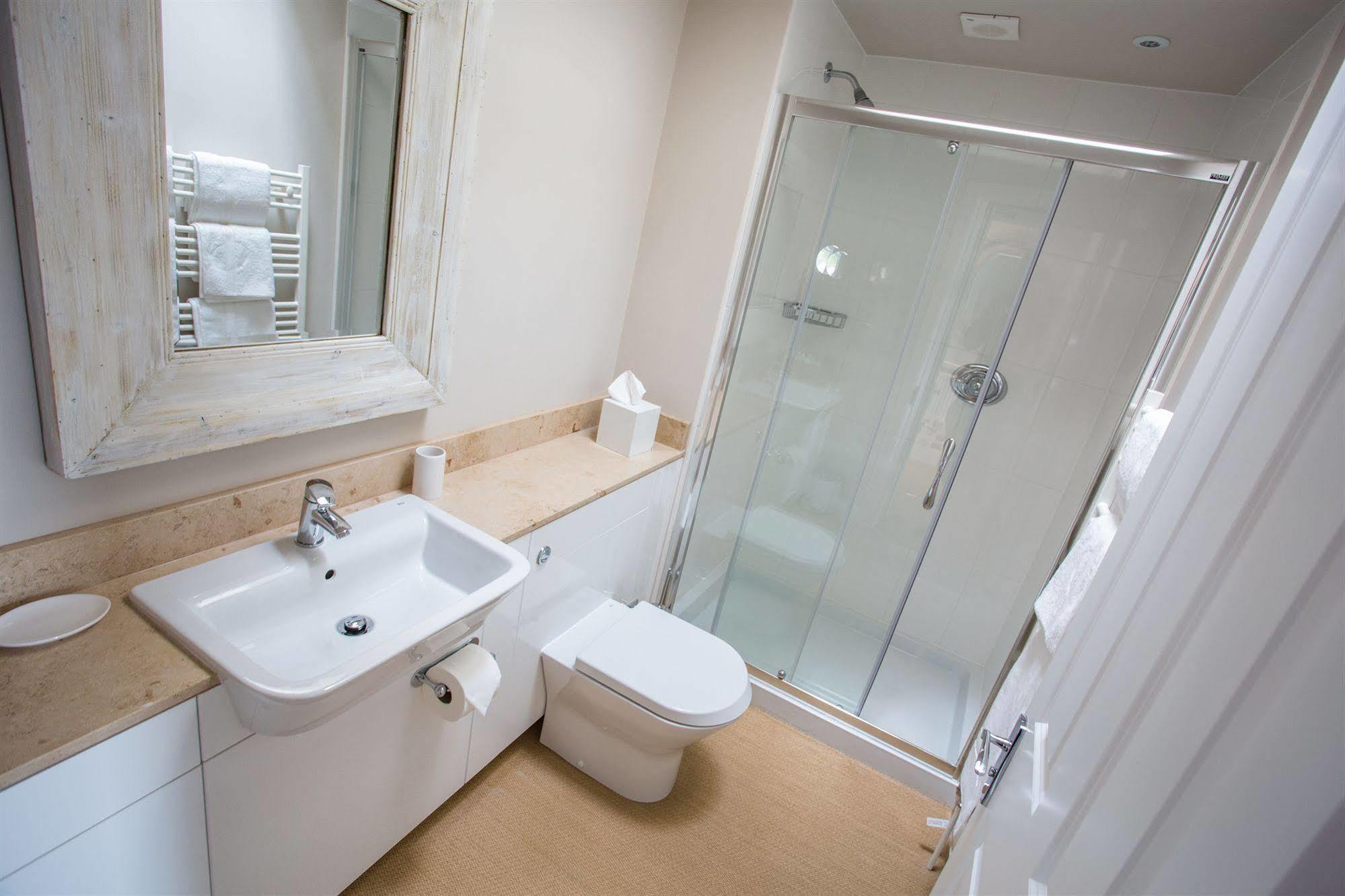 Grays Boutique B&B Бат Екстериор снимка A shower enclosure
