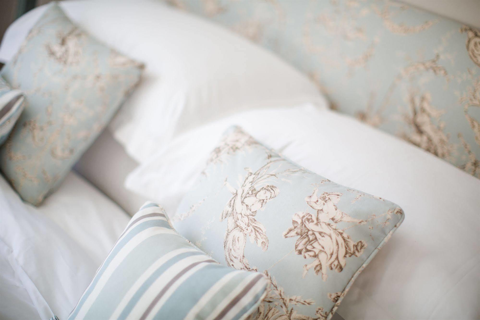Grays Boutique B&B Бат Екстериор снимка Cushions