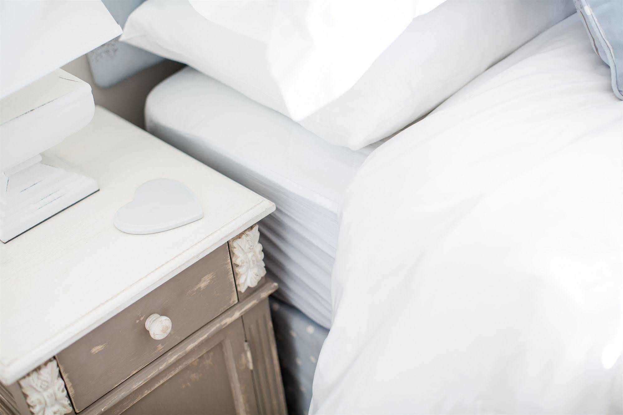 Grays Boutique B&B Бат Екстериор снимка A bed with a nightstand