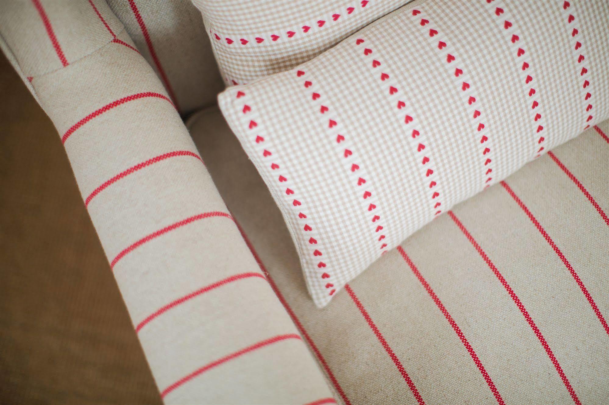Grays Boutique B&B Бат Екстериор снимка A sofa with cushions