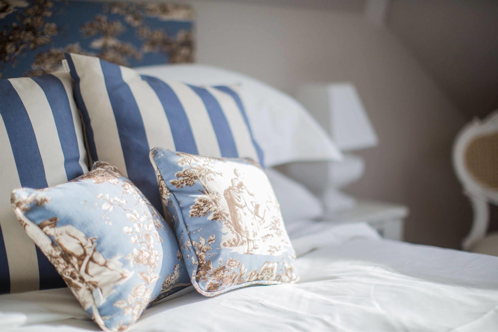 Grays Boutique B&B Бат Екстериор снимка Cushions on a bed